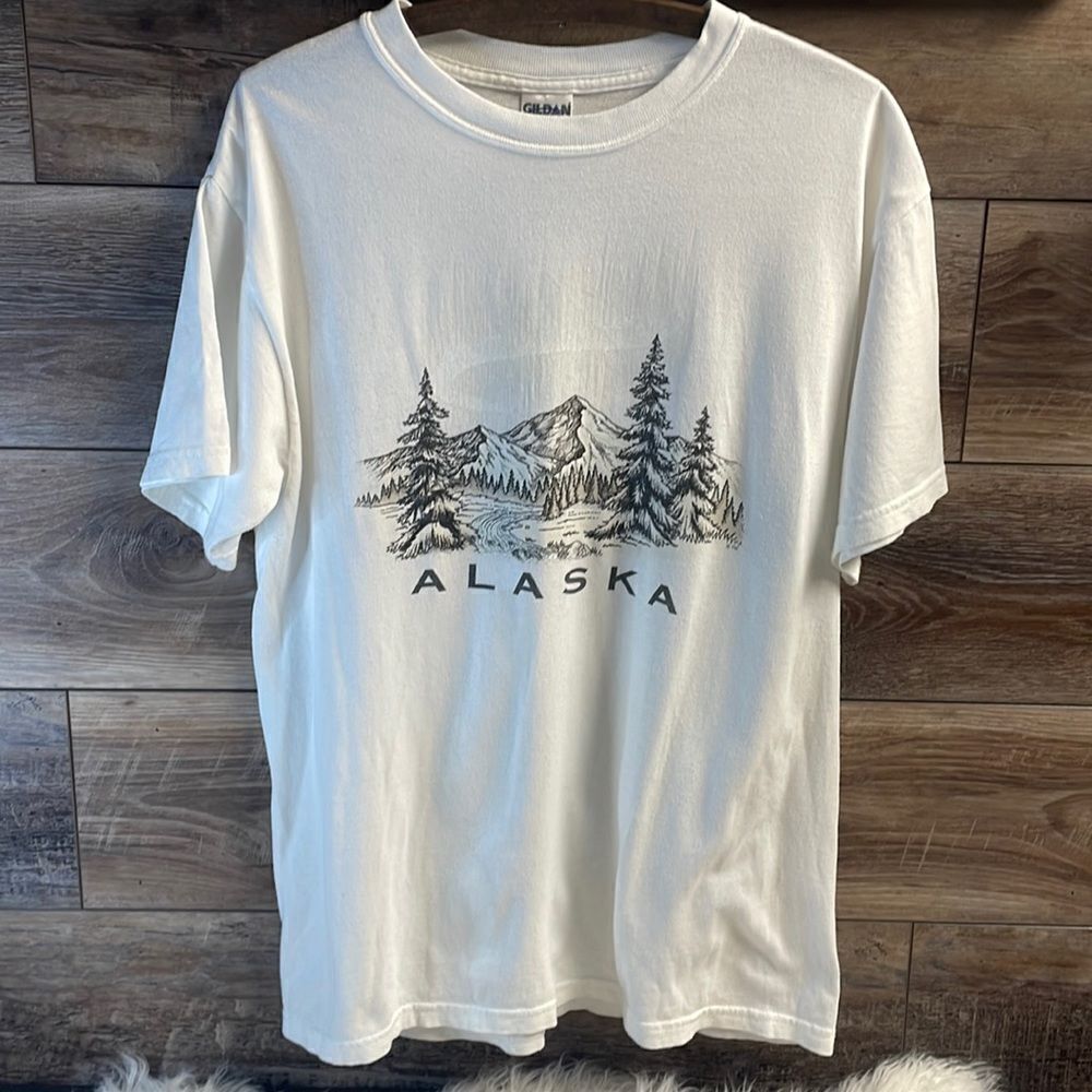 Gildan Activewear Collectible Tshirt “Alaska”, Size Medium, White, Unisex